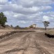 Retroexcavadora realizando limpieza de suelos en La Posta de Pilar.