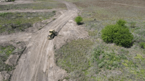Demarcación inicial con motoniveladora del primer tramo de futura vía rápida.