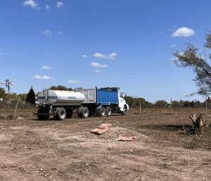 Camión realizando desembarco obrador.