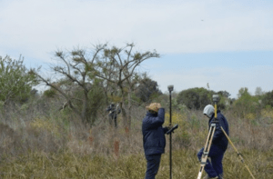 Equipo realizando mediciones.